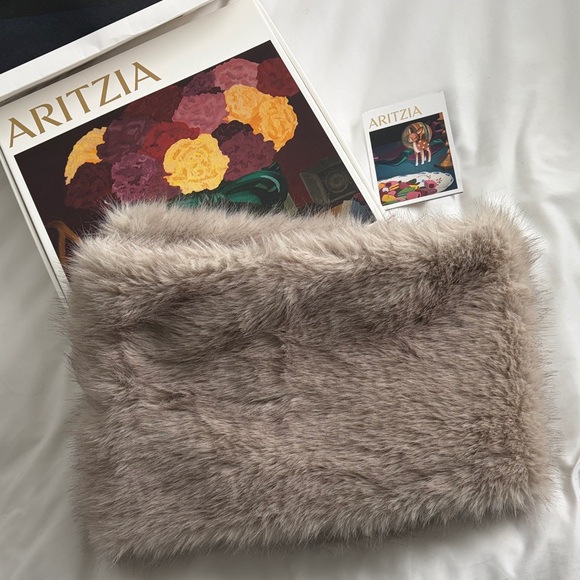 Aritzia Accessories - 💯Aritzia faux fur scarf🤩